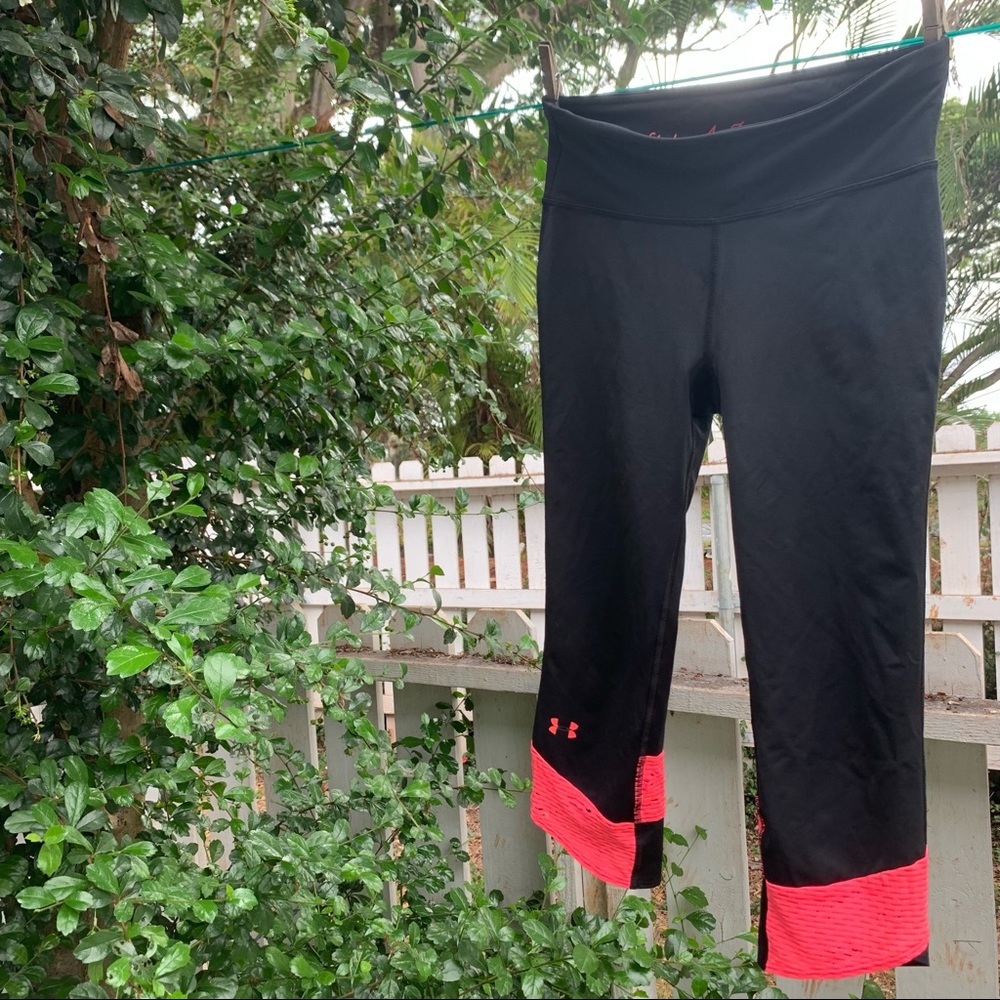 Under Armour black and pink workout capris 🖤